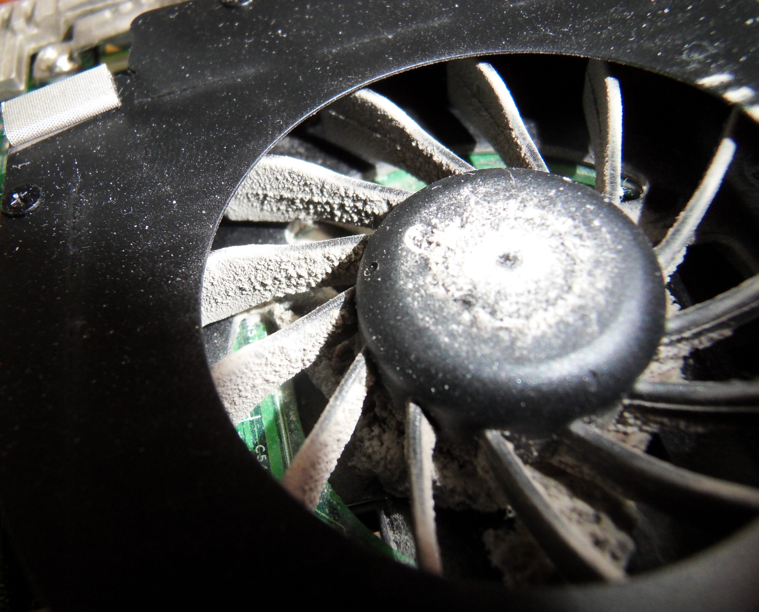 ホコリが堆積したコンピュータ冷却ファン―定期掃除が不可欠