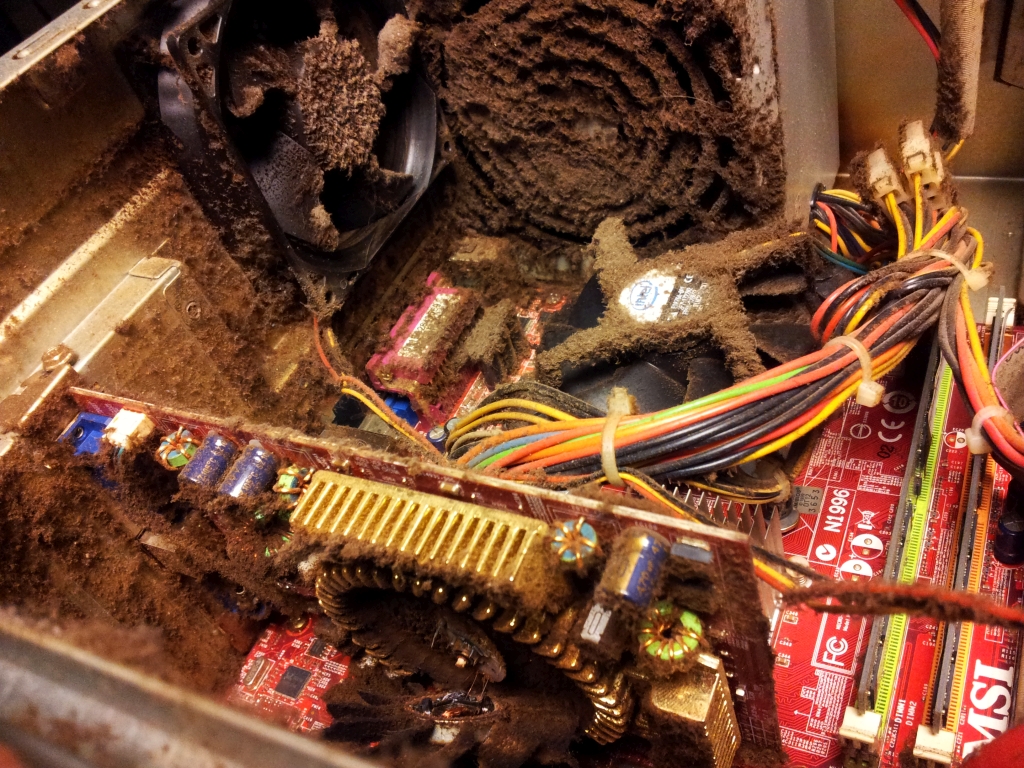 ホコリだらけのPC内部―掃除を急った結果