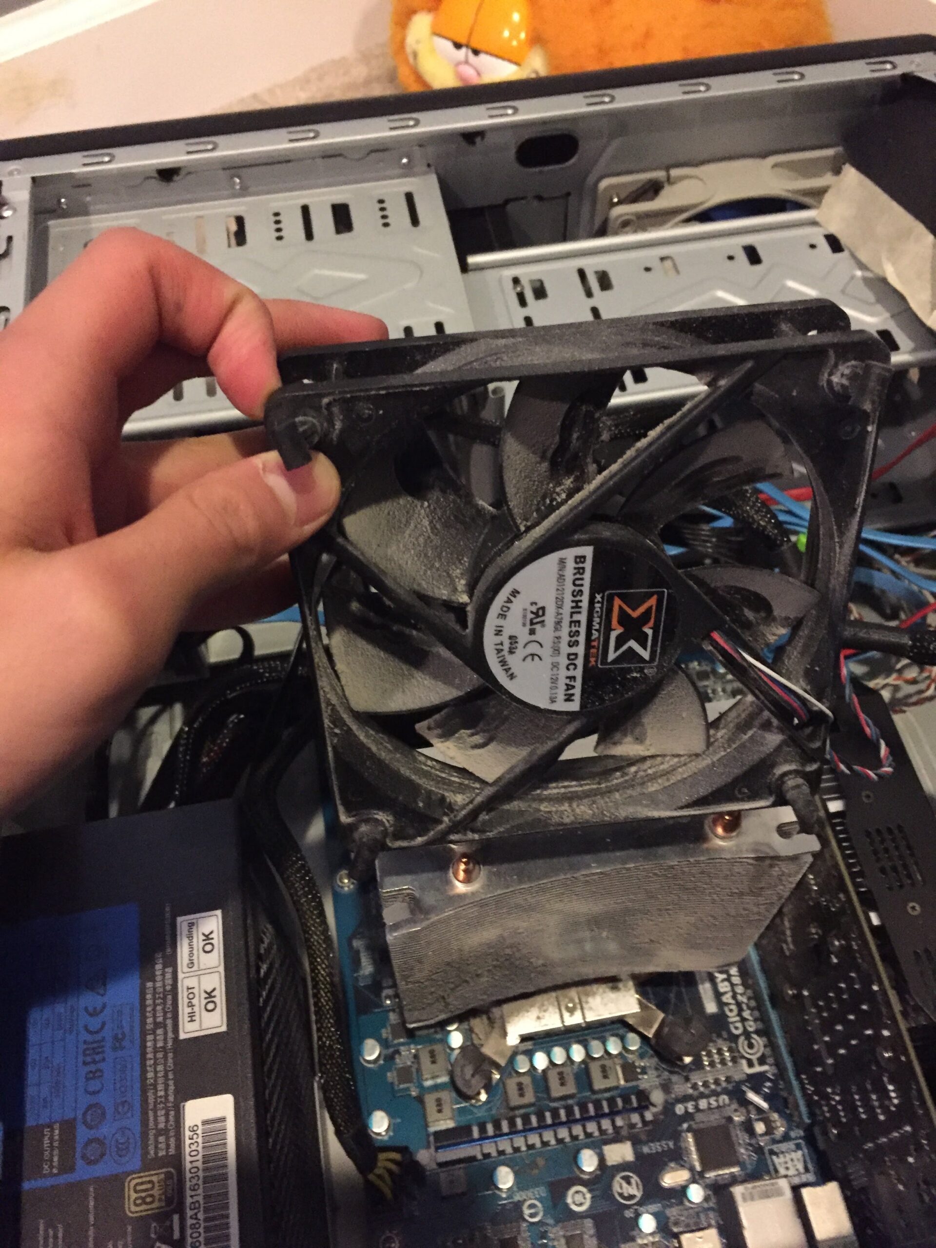 内部のファンとヒートシンクに堆積したホコリ―温度が上がり続ける原因