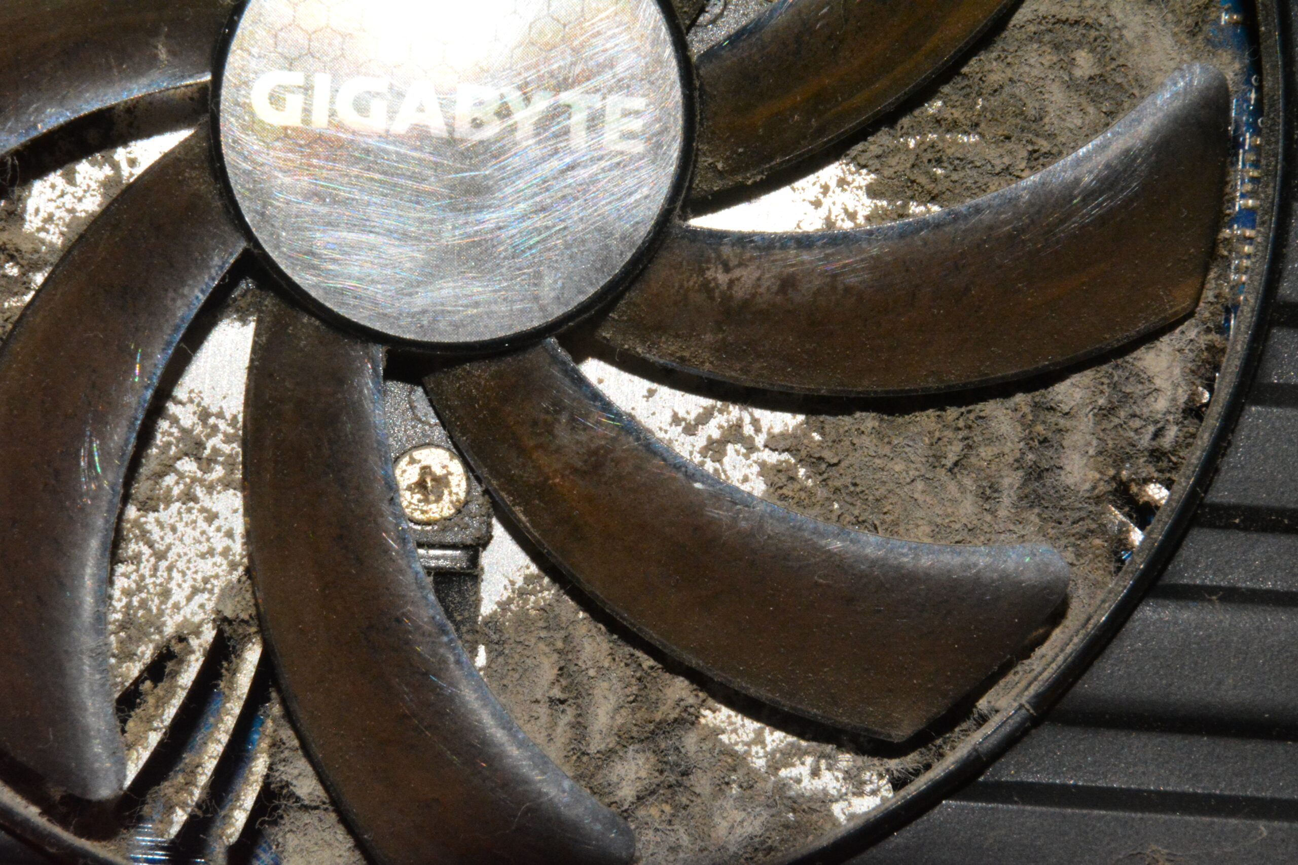 GPUヒートシンクに好膣したホコリ―冷却効率が大幅低下する