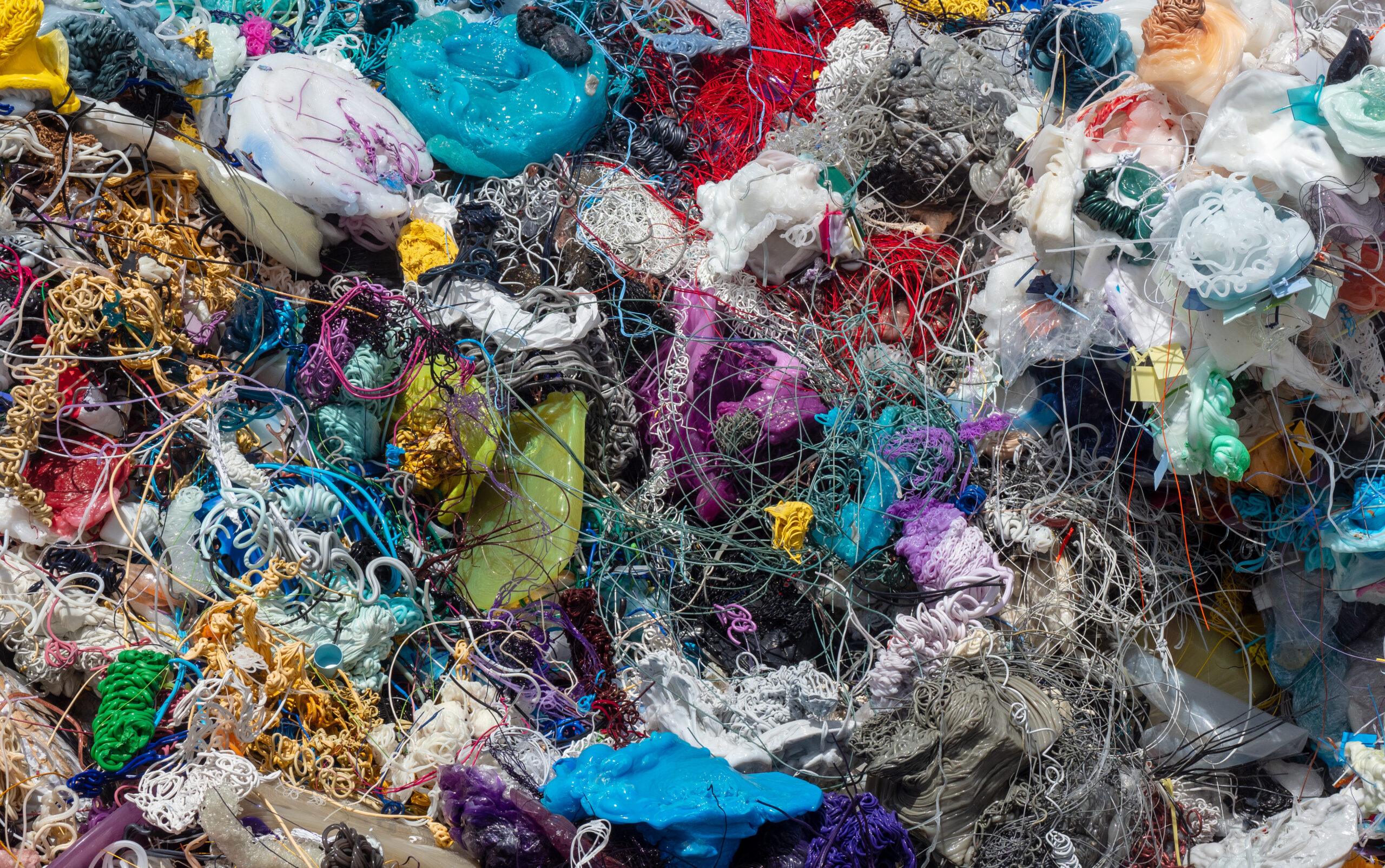石油から生まれるプラスチック・合成繊維製品